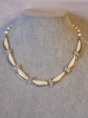 Vintage Elegant White and Silver Link Choker Necklace